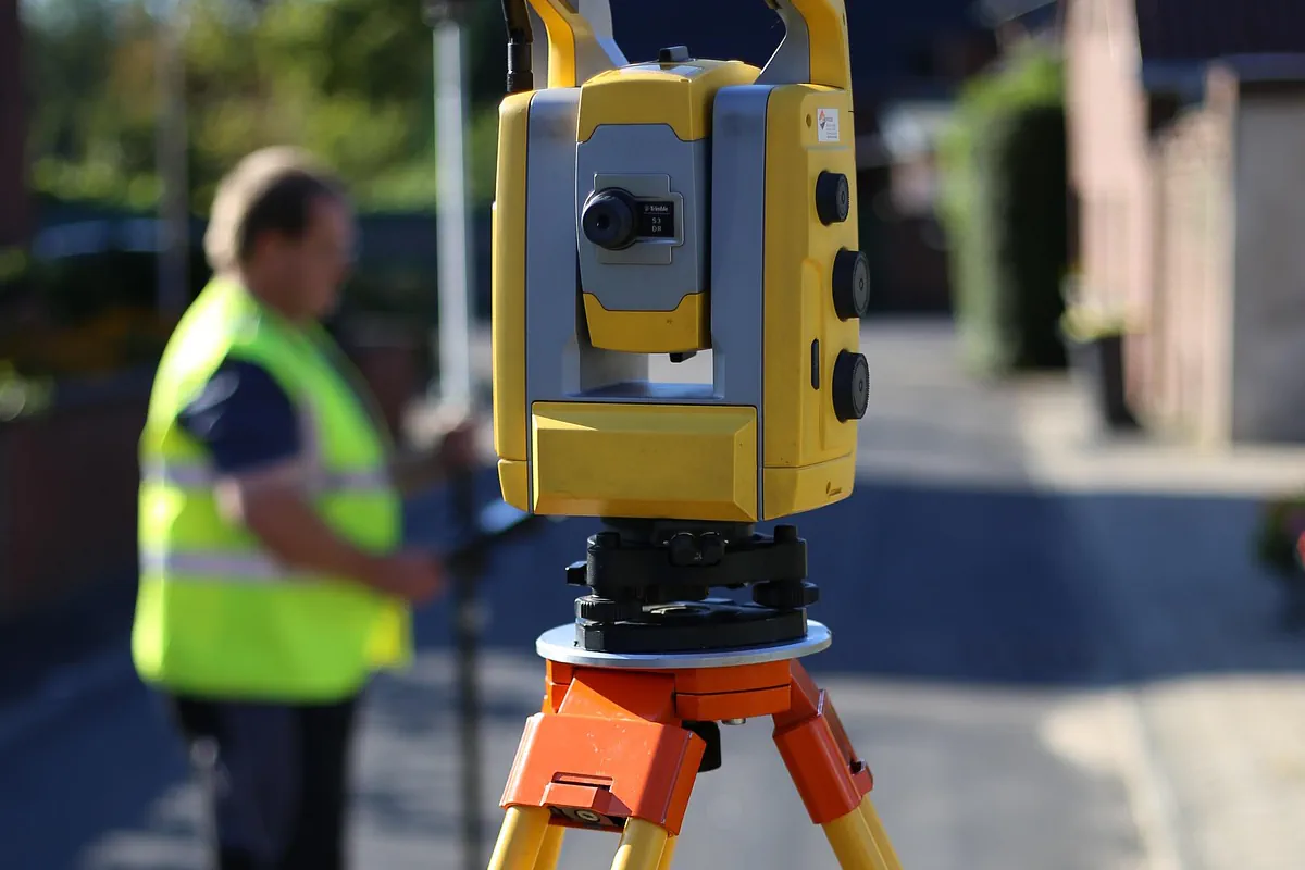Tachymeter bei der Gebäudeabsteckung in Brandenburg auf einem Baugrundstück